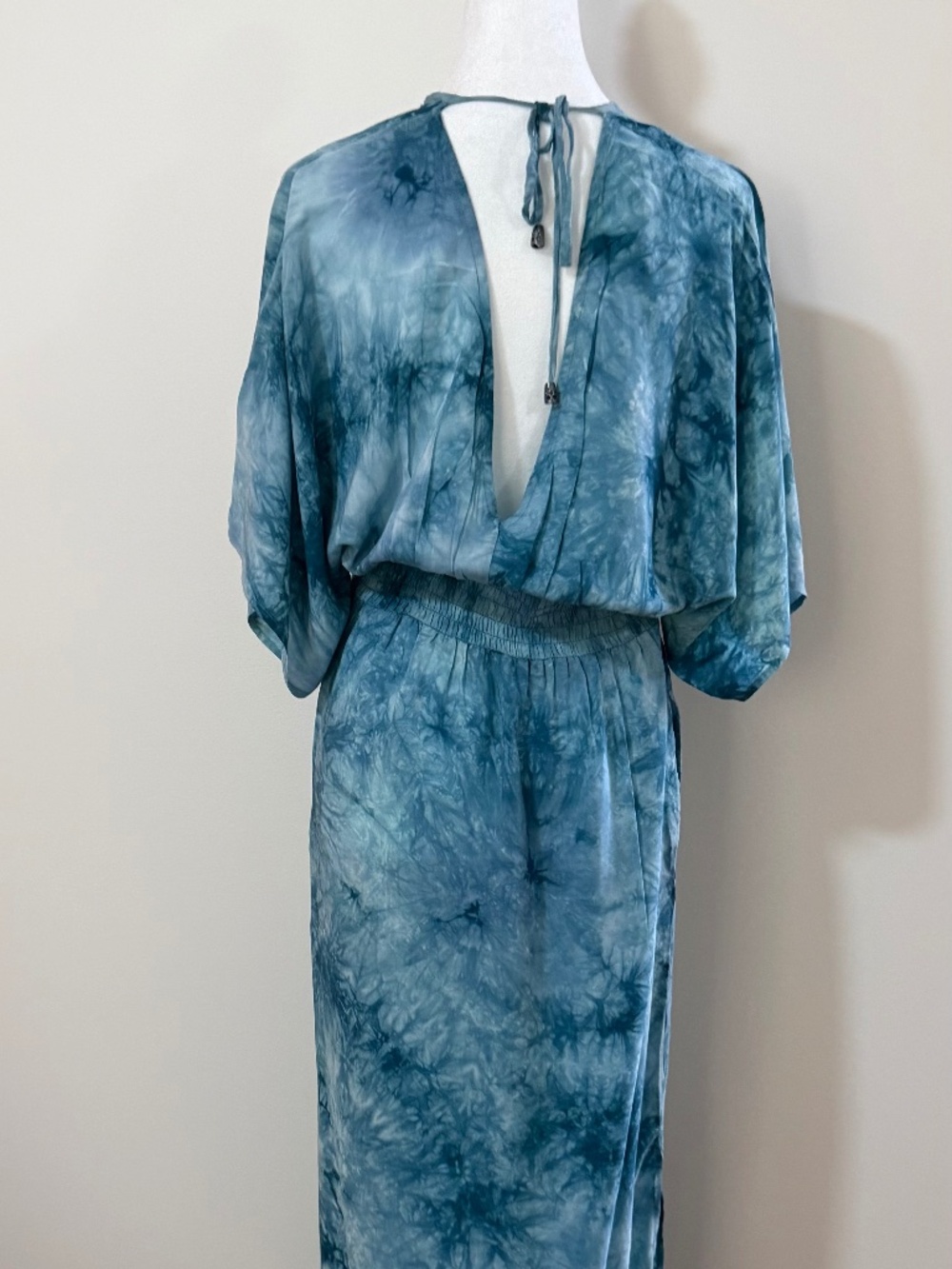 Not sure which is prettier the front or back! Stunning dress or beach cover.